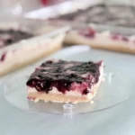 Чийзкейк с къпинов джем, кокосов мус и бадемов блат