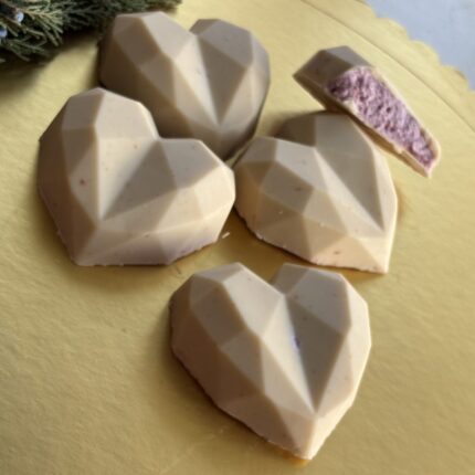 Кристални сърца с малинов пълнеж и бял шоколад